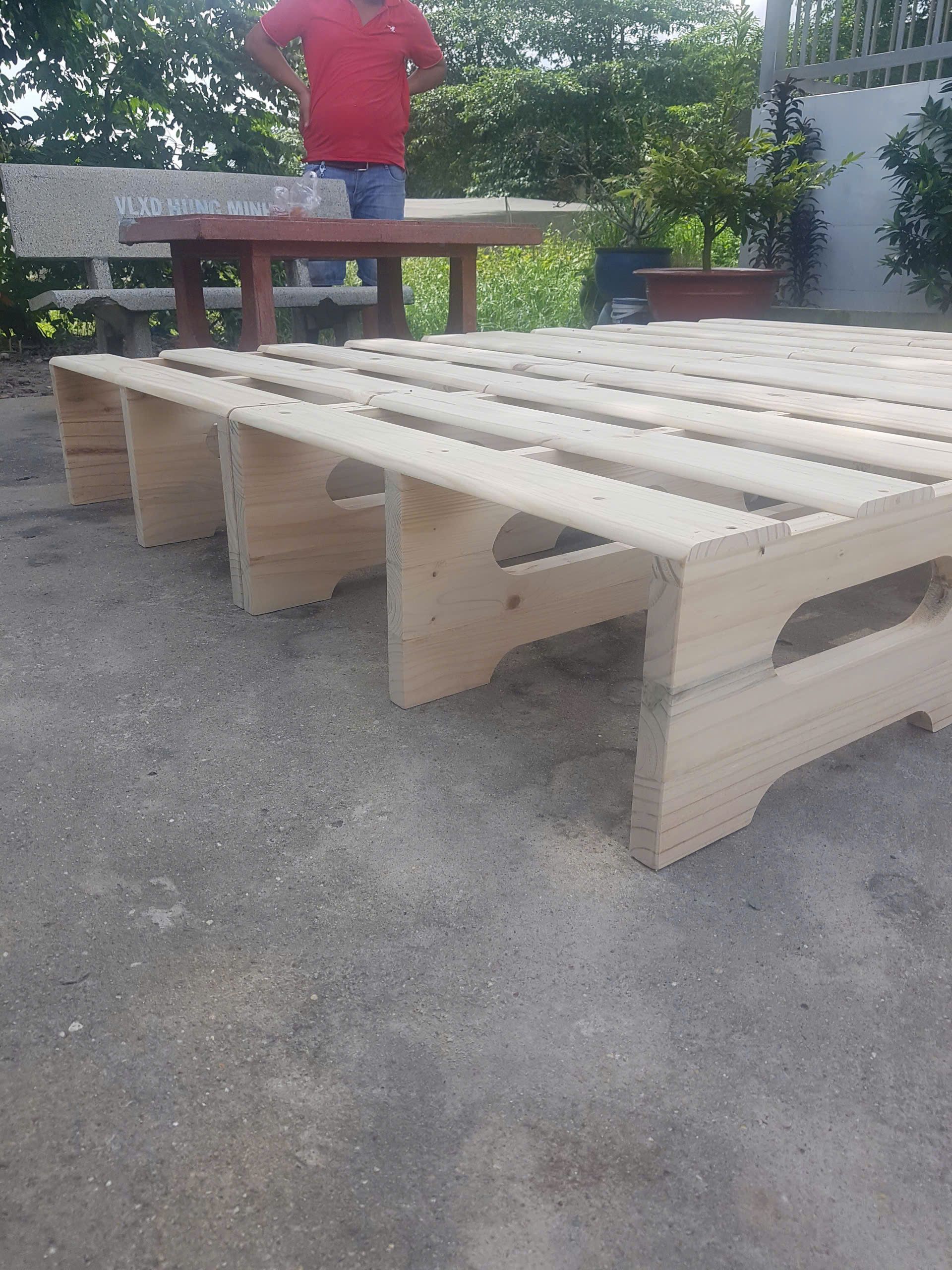 Giường gỗ thông chân khuyết cao